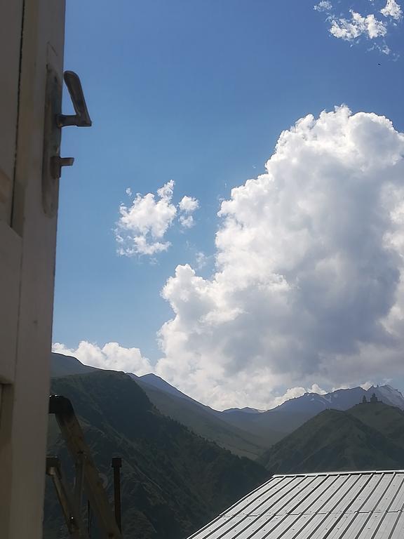 Nikoloz Guesthouse Kazbegi Exterior photo